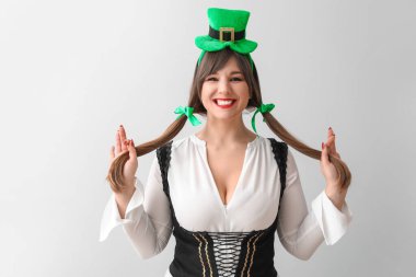 Hafif arka planda komik bir genç kadın. Aziz Patrick Günü kutlaması