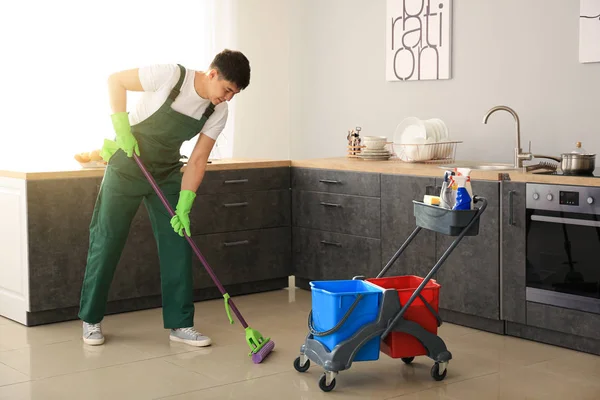 Asiatico janitor pulizia pavimento in cucina — Foto Stock