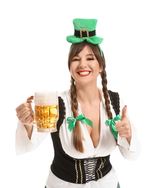 Jeune femme drôle avec de la bière sur fond blanc. Célébration de la Saint Patrick — Photo