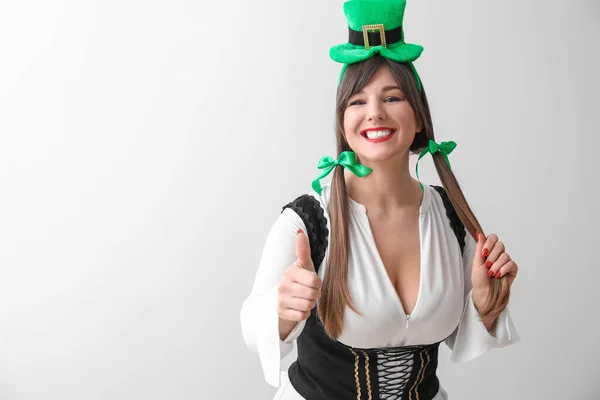 Drôle de jeune femme sur fond clair. Célébration de la Saint Patrick — Photo