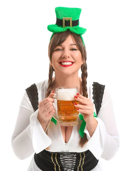 Grappige jonge vrouw met bier op witte achtergrond. St. Patrick 's Day viering — Stockfoto