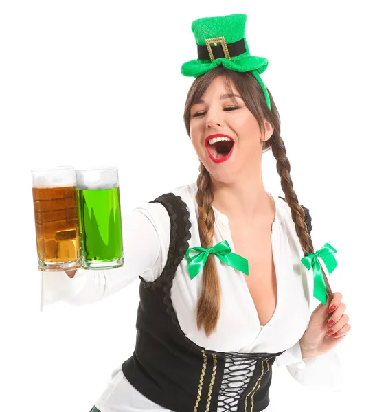 Grappige jonge vrouw met bier op witte achtergrond. St. Patrick 's Day viering — Stockfoto