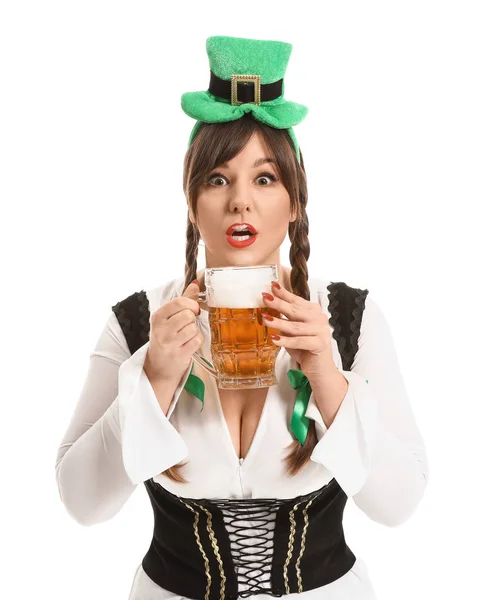 Jeune femme drôle avec de la bière sur fond blanc. Célébration de la Saint Patrick — Photo