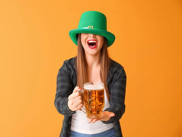 Jeune femme drôle avec de la bière sur fond de couleur. Célébration de la Saint Patrick — Photo