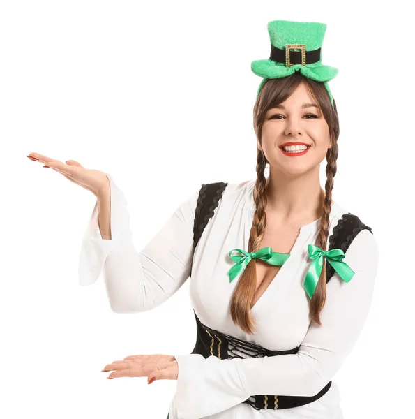 Giovane donna divertente mostrando qualcosa su sfondo bianco. Festa di San Patrizio — Foto Stock