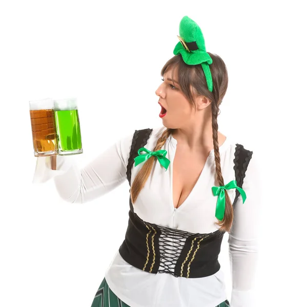 Giovane donna divertente con birra su sfondo bianco. Festa di San Patrizio — Foto Stock
