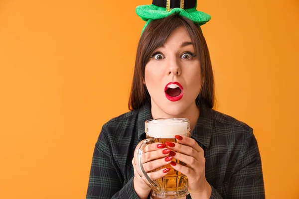 Vicces fiatal nő sörrel a hátterében. Szent Patrik napi ünnepség — Stock Fotó