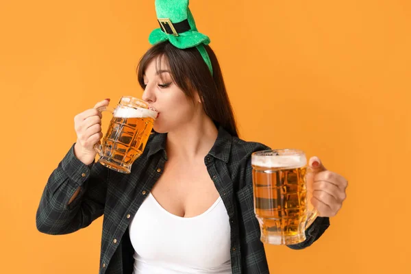 Jeune femme drôle avec de la bière sur fond de couleur. Célébration de la Saint Patrick — Photo