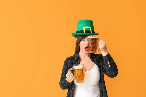 Jovem engraçada com cerveja no fundo da cor. Celebração do Dia de São Patrício — Fotografia de Stock