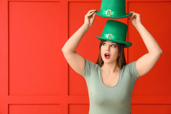 Grappige jonge vrouw op kleur achtergrond. St. Patrick 's Day viering — Stockfoto