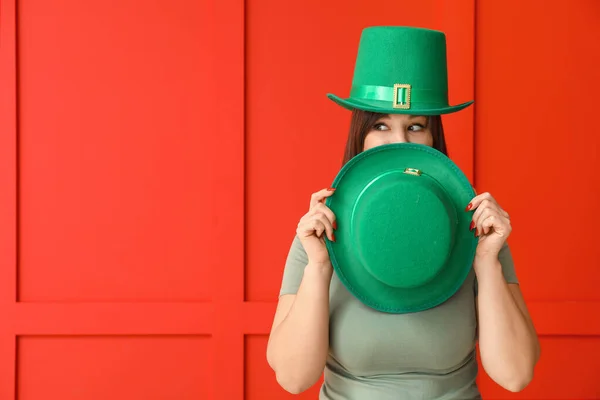 Grappige jonge vrouw op kleur achtergrond. St. Patrick 's Day viering — Stockfoto