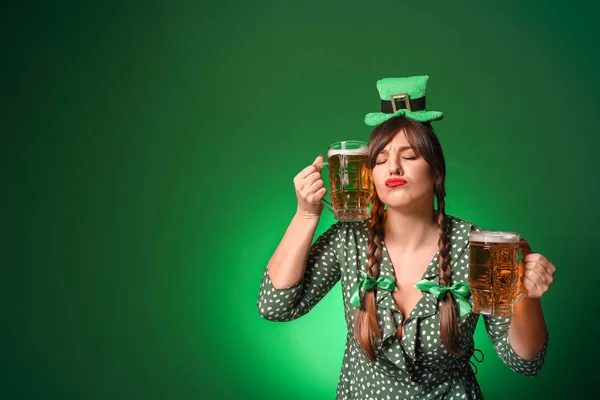 Jeune femme drôle avec de la bière sur fond de couleur. Célébration de la Saint Patrick — Photo