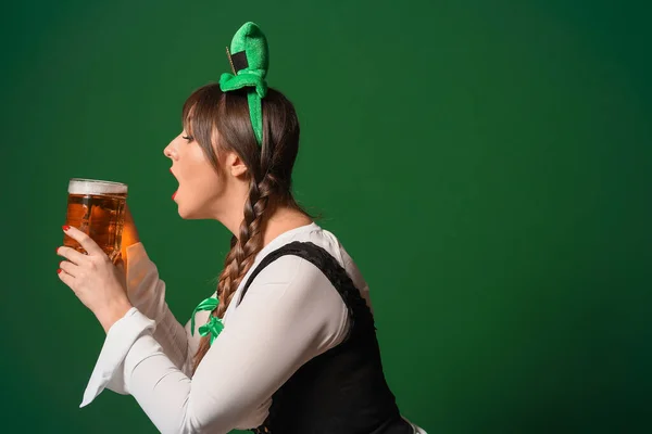 Jeune femme drôle avec de la bière sur fond de couleur. Célébration de la Saint Patrick — Photo