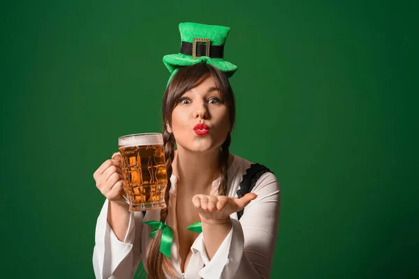 Jeune femme drôle avec de la bière sur fond de couleur. Célébration de la Saint Patrick — Photo