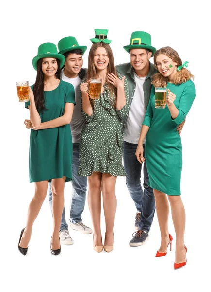 Vrienden met bier op witte achtergrond. St. Patrick 's Day viering — Stockfoto