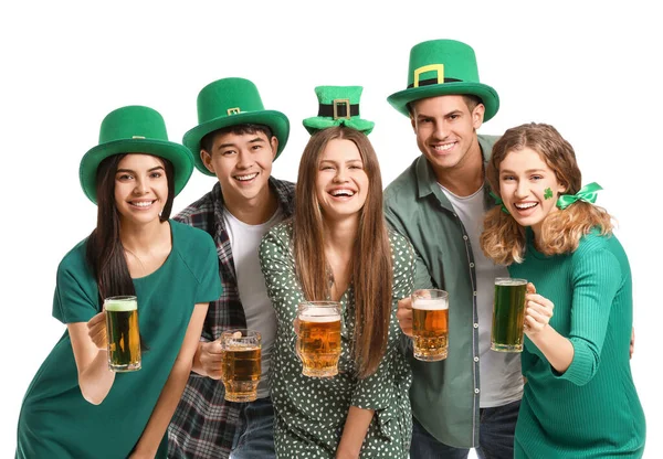 Vrienden met bier op witte achtergrond. St. Patrick 's Day viering — Stockfoto