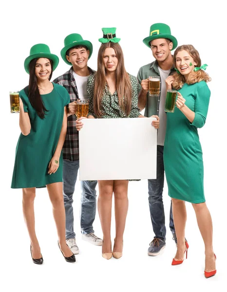 Amigos com cerveja e cartaz em branco no fundo branco. Celebração do Dia de São Patrício — Fotografia de Stock