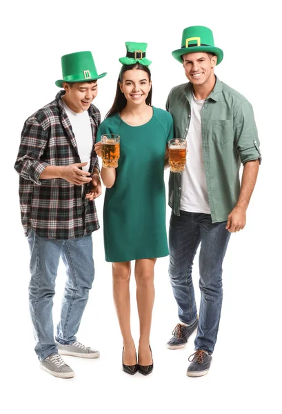 Amigos com cerveja no fundo branco. Celebração do Dia de São Patrício — Fotografia de Stock