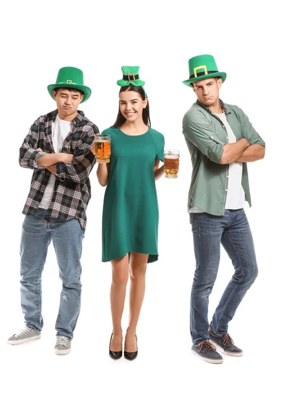 Vrienden met bier op witte achtergrond. St. Patrick 's Day viering — Stockfoto