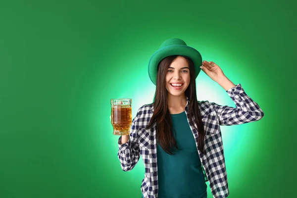 Mujer joven con cerveza sobre fondo de color. Celebración del Día de San Patricio —  Fotos de Stock