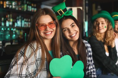 Aziz Patrick Günü 'nü barda kutlayan genç kadınlar
