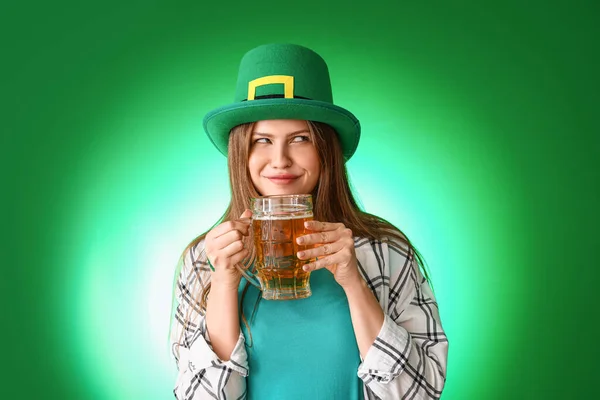 Jeune femme avec bière sur fond de couleur. Célébration de la Saint Patrick — Photo