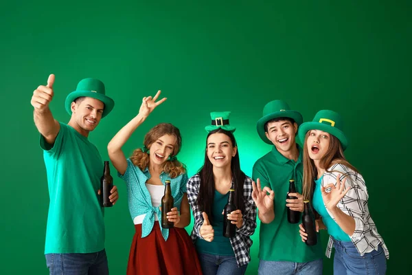 Amigos con cerveza sobre fondo de color. Celebración del Día de San Patricio —  Fotos de Stock