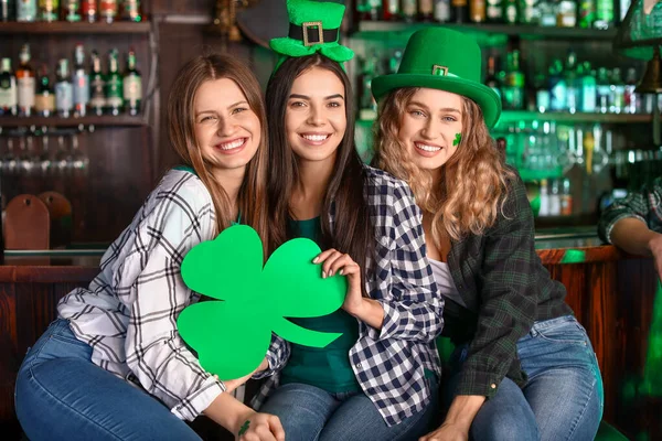 Jonge vrouwen vieren St. Patrick 's Day in de pub — Stockfoto