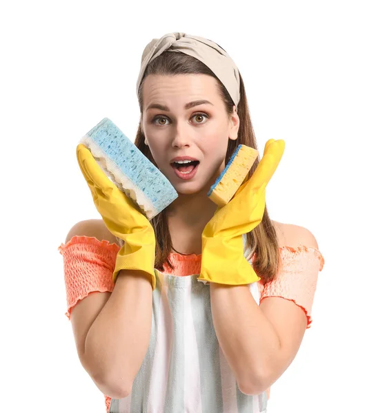 Surpreendido jovem dona de casa com suprimentos de limpeza em fundo branco — Fotografia de Stock