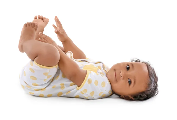 Bebê afro-americano bonito isolado em branco — Fotografia de Stock