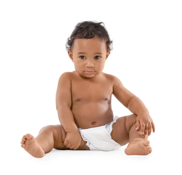 Niedliches afrikanisch-amerikanisches Baby isoliert auf weiß — Stockfoto