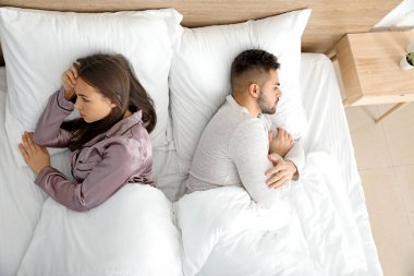 Yatak odasında kavga üstüne kavga.