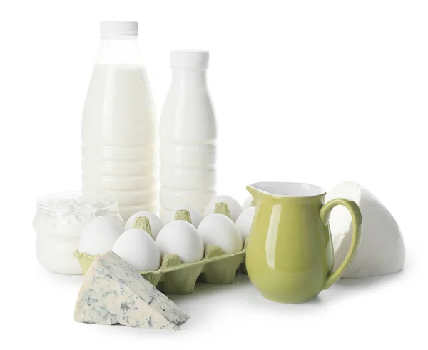 Различные молочные продукты на белом фоне — стоковое фото