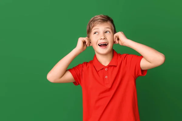 Niño feliz con dientes sanos sobre fondo de color — Foto de Stock