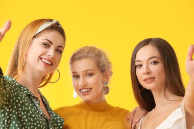 Güzel genç kadınlar selfie çekiyorlar.