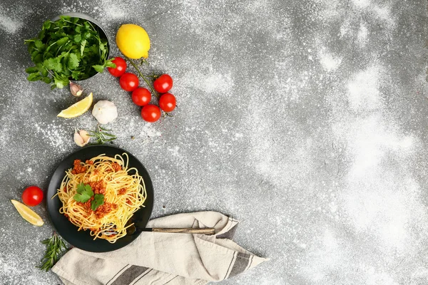 Plate with tasty pasta bolognese on grey background — Stock Photo, Image