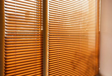 Pencereye asılı modern panjurlar