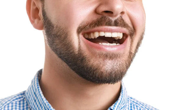 Knappe glimlachende jongeman op witte achtergrond, close-up — Stockfoto