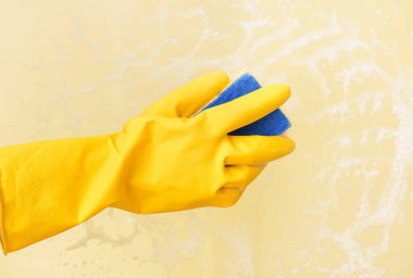 Evde pencereyi temizleyen kadın