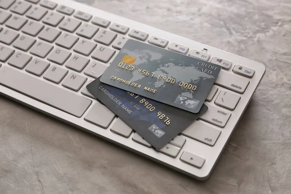 Πιστωτικές κάρτες με πληκτρολόγιο υπολογιστή σε grunge φόντο. Έννοια της ηλεκτρονικής τραπεζικής — Φωτογραφία Αρχείου