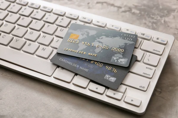 Credit cards with computer keyboard on grunge background. Concept of online banking — Stock Photo, Image
