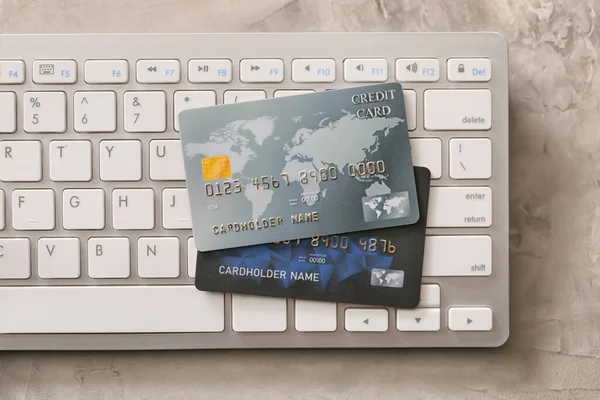 Πιστωτικές κάρτες με πληκτρολόγιο υπολογιστή σε grunge φόντο. Έννοια της ηλεκτρονικής τραπεζικής — Φωτογραφία Αρχείου