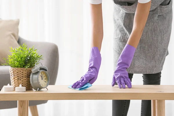 Ung kvinna städa sin lägenhet — Stockfoto
