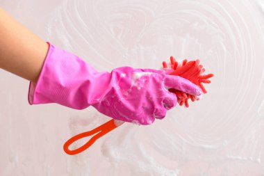 Evde pencereyi temizleyen kadın