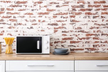 Modern mikrodalga fırın mutfakta.