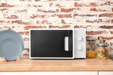 Modern mikrodalga fırın mutfakta.