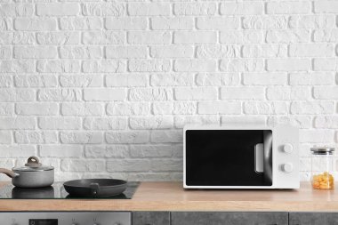 Modern mikrodalga fırın mutfakta.