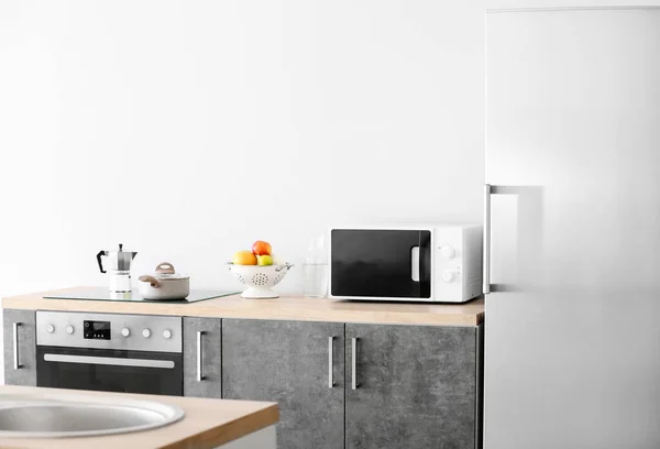 Interior da cozinha com forno de microondas moderno — Fotografia de Stock