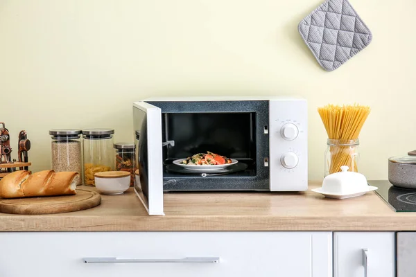 Modern mikrohullámú sütő a konyhában — Stock Fotó