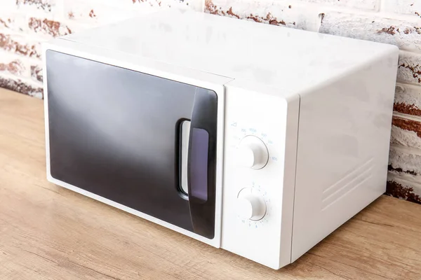 Moderno horno microondas en la cocina — Foto de Stock